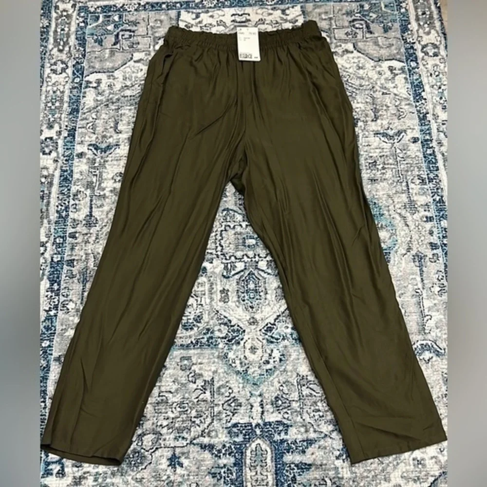 NWT H&M green joggers retail $80